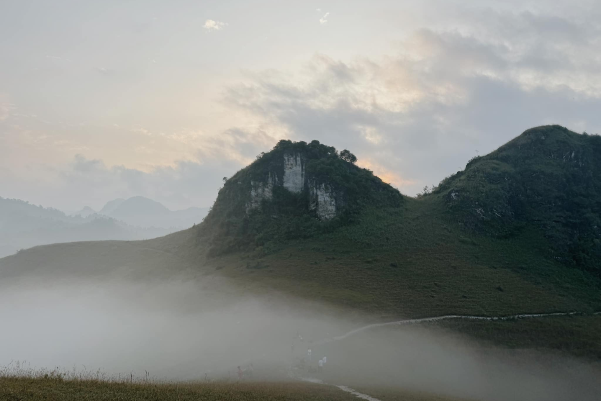 Sea of clouds drifting below the summit of Vinh Quy Grass Hill